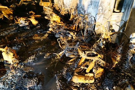 Xe máy người dân chung cư Carina cháy rụi sau vụ hỏa hoạn - Ảnh: LÊ PHAN