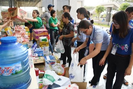 Các đơn vị, ban ngành, doanh nghiệp... tại TP Hồ Chí Minh vẫn tiếp tục hỗ trợ các nạn nhân bị nạn trong vụ cháy chung cư Carina Plaza. Ảnh: CTV