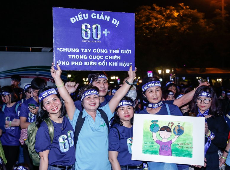 Đông đảo người dân tham gia hưởng ứng Giờ trái đất 2018 tại Hà Nội. (Ảnh EVN)