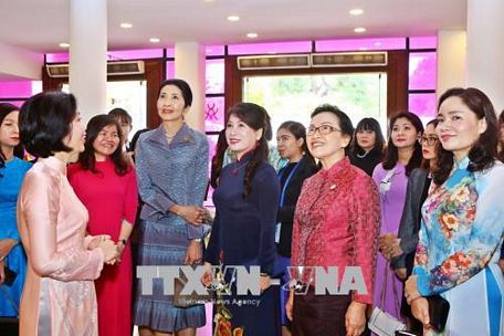Bà Trần Nguyệt Thu, Phu nhân Thủ tướng Chính phủ Nguyễn Xuân Phúc và Phu nhân các Trưởng đoàn tham quan Bảo tàng Phụ nữ Việt Nam. Ảnh: TTXVN.