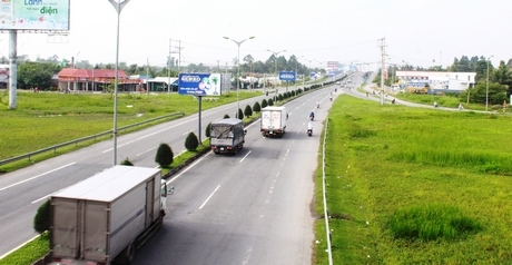 Điều chỉnh quy hoạch nhằm đáp ứng vai trò thị xã là đầu mối giao thông quan trọng về đường bộ, đường thủy của tỉnh và vùng ĐBSCL. Trong ảnh: QL1 qua TX Bình Minh.
