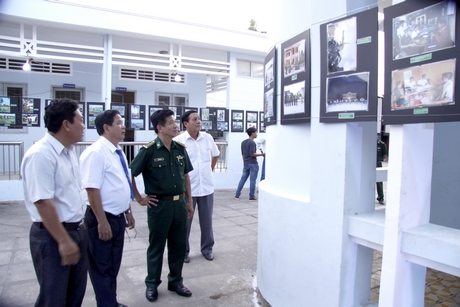 Lãnh đạo xã Long Vĩnh cùng Bộ đội biên phòng và Hội VHNT tỉnh Vĩnh Long xem các tác phẩm triển lãm.