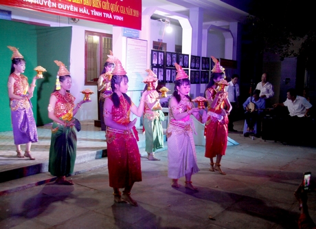 Đội múa chùa Khơme Long Vĩnh được nghệ sĩ múa Hội VHNT dàn dựng tiết mục múa tham gia biểu diễn.