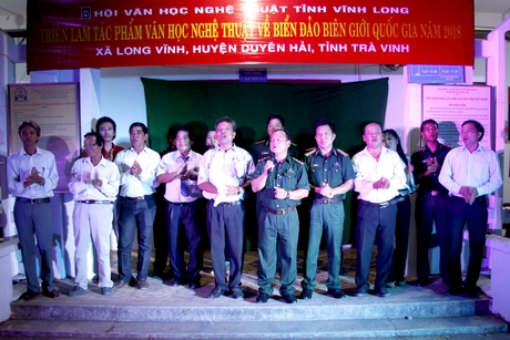 Lãnh đạo xã Long Vĩnh, cùng Bộ đội biên phòng và Hội VHNT tỉnh Vĩnh Long cùng hát bài hát tập thể và chia tay trong lưu luyến.