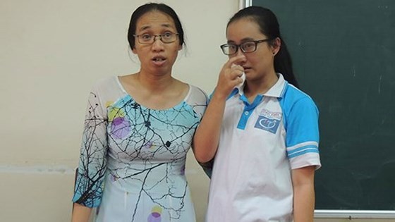 Cô Trần Thị Minh Châu (trái), giáo viên dạy môn Toán Trường THPT Long Thới (huyện Nhà Bè, TPHCM) bị học sinh phản ánh lên lớp không nói gì