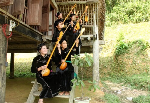 Các thành viên CLB hát Then, đàn tính xã Phúc Sơn, huyện Chiêm Hóa, Tuyên Quang luyện tập lúc nông nhàn. Ảnh: Văn Tý/TTXVN