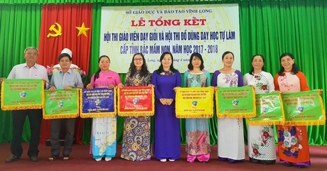 Phó Giám đốc Sở GD- ĐT tỉnh- Trương Thanh Nhuận (đứng giữa) trao giấy khen cho các cá nhân, tập thể.