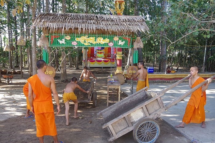 Nhà sư tập trung chuẩn các khu chức năng để hành lễ trong tết Chol Chnam Thmay