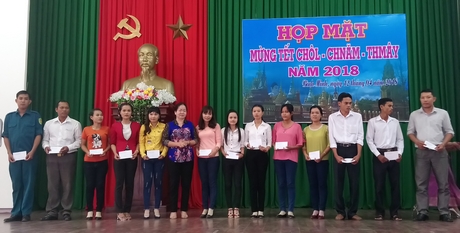 Bà Lê Thị Hồng Đào- Phó Chủ tịch Thường trực Liên đoàn Lao động tỉnh trao quà cho công đoàn viên dân tộc Khmer ở TX Bình Minh.