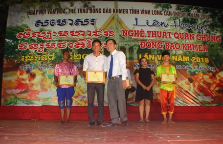 Phó Giám đốc Sở Văn hóa, Thể thao và Du lịch Lê Thanh Hiền trao giải B toàn đoàn cho đoàn Trà Ôn.