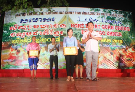 Đại diện lãnh đạo UBND huyện Trà Ôn trao giải C toàn đoàn cho đoàn Vũng Liêm.