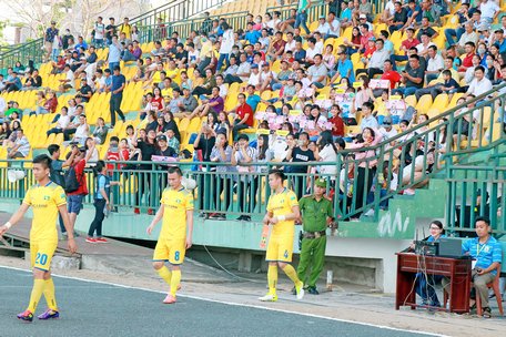 Khác với mùa giải trước, mùa giải 2018 người hâm mộ đến sân Cần Thơ khá đông để cổ vũ cho các đội bóng tranh tài.