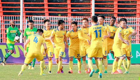 Niềm vui của các cầu thủ Sông Lam Nghệ An.