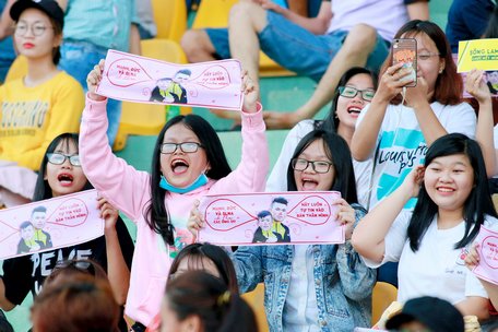 Các thiếu nữ Tây Đô đến sân cổ cho các cầu thủ tại vòng 5, trận XSKT Cần Thơ hoà 3-3 trước Sông Lam Nghệ An.