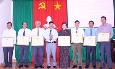 Đồng chí Trần Văn Bạch- Bí thư Đảng ủy Khối Các cơ quan tỉnh trao giấy khen cho các tập thể xuất sắc tiêu biểu