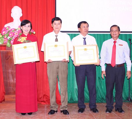  Phó Trưởng Ban Tuyên giáo Tỉnh ủy- Nguyễn Văn Bé Tư trao giải thưởng cho các tập thể tham gia hội thi báo công dâng Bác