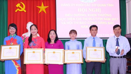 Đồng chí Trần Văn Bạch- Bí thư Đảng ủy Khối Các cơ quan tỉnh trao giải thưởng cho các cá nhân tham gia hội thi bĐiểm neoáo công dâng Bác