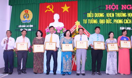 Phó Trưởng Ban Tuyên giáo Tỉnh ủy- Nguyễn Văn Bé Tư trao giấy khen cho các tập thể tiêu biểu