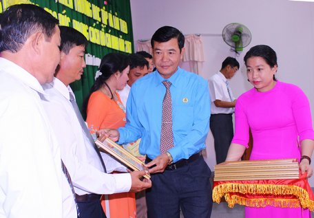 Tỉnh ủy viên, Chủ tịch LĐLĐ tỉnh- Huỳnh Bá Long trao giấy khen cho các cá nhân tiêu biểu