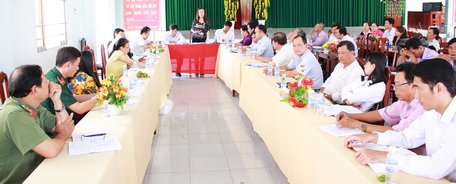 Đoàn khảo sát quan tâm nhất là tiến độ xây dựng cơ bản tại xã Nguyễn Văn Thảnh. 