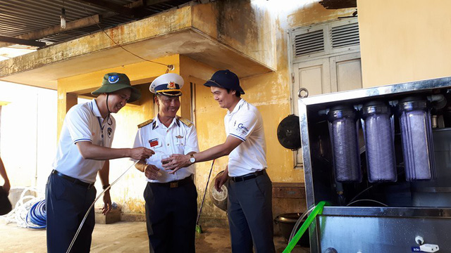 Trung ương Đoàn trao tặng máy lọc nước biển thành nước ngọt tại đảo Phan Vinh A - ẢNH: HÀ THANH