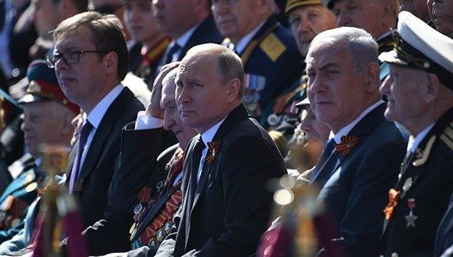 Tổng thống Putin ngồi cạnh các cựu binh Nga và Thủ tướng Israel Benjamin Netanyahu. Ảnh: RIA