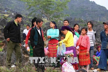 Người dân tộc Mông trao đổi hàng hoá tại Chợ tình Khau Vai. Ảnh: Thành Đạt/TTXVN