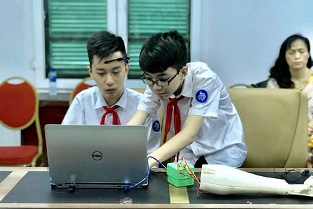 Phan Trường Anh Khôi và Nguyễn Công Huy (Trường THCS Trưng Vương, Hà Nội).