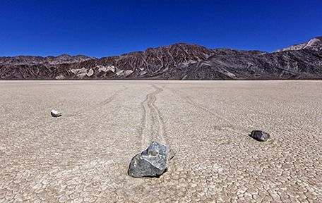 Thung lũng Dead Valley, nơi có những hòn đá bí ẩn tự dịch chuyển.