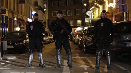   Cảnh sát tại hiện trường vụ tấn công bằng dao ở trung tâm Paris, Pháp. (Ảnh: Sputnik)