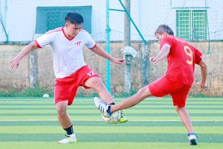 Pha tranh bóng trong trận chung kết, giữa Doanh nghiệp Honda Tân Thành (áo trắng) thắng đội Trường THCS Nguyễn Trãi với tỷ số 3-1.