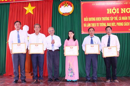 Phó Chủ tịch Thường trực UBMTTQ Việt Nam tỉnh- Nguyễn Văn Sang trao bằng khen cho các cá nhân xuất sắc tiêu biểu.