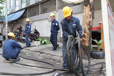  Thi công lưới điện phục vụ cấp điện mùa khô tại khu vực quận Tân Bình, TP.HCM - Ảnh: QUANG KHẢI