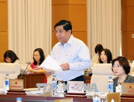 Bộ trưởng Bộ Kế hoạch Đầu tư Nguyễn Chí Dũng trình bày tờ trình của Chính phủ. Ảnh: Trọng Đức/TTXVN