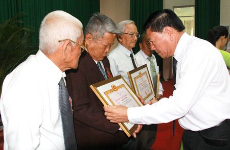 Ủy viên BCH Trung ương Đảng, Bí thư Tỉnh ủy- Trần Văn Rón trao huy hiệu Đảng đợt 19/5 cho các đồng chí cao niên tuổi Đảng.