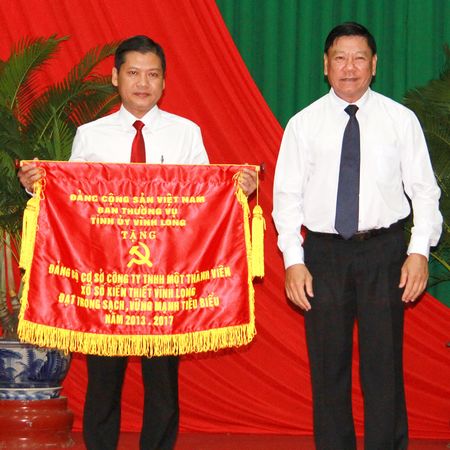 Bí thư Tỉnh ủy- Trần Văn Rón trao cờ của Ban Thường vụ Tỉnh ủy cho Đảng bộ cơ sở Công ty TNHH 1TV Xổ số kiến thiết Vĩnh Long đạt trong sạch vững mạnh tiêu biểu 5 năm liền.