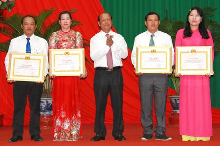 Phó Bí thư Thường trực Tỉnh ủy, Chủ tịch HĐND tỉnh- Trương Văn Sáu tặng bằng khen cho các chi bộ đạt trong sạch vững mạnh tiêu biểu 5 năm liền.