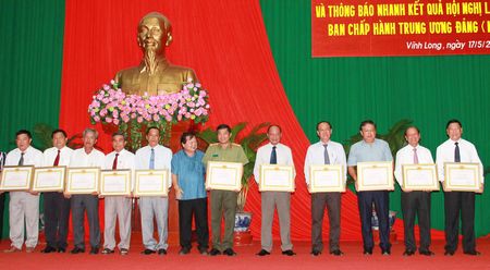Phó Bí thư Tỉnh ủy, Chủ tịch UBND tỉnh- Nguyễn Văn Quang tặng bằng khen cho các đảng viên hoàn thành xuất sắc nhiệm vụ 5 năm liền.