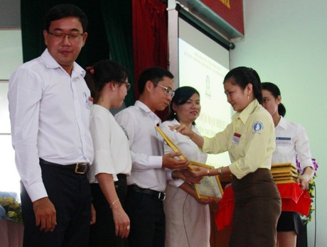 Hội Sinh viên tỉnh trao giấy khen cho các cá nhân hoàn thành xuất sắc nhiệm vụ trong nhiệm kỳ qua.