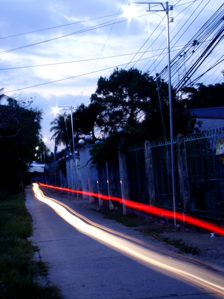  Từ 18 giờ 15 là hệ thống đèn tự động bật mở thắp sáng đường quê.