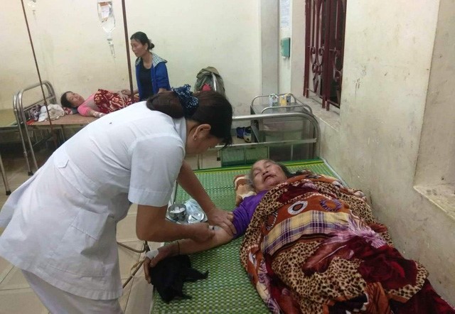 Cụ Sầm Thị Niên bị thương nặng nhất do bị sét đánh đang được cấp cứu tại Trung tâm y tế huyện Quỳ Hợp, Nghệ An tối 21/5 - Ảnh: PHAN GIANG
