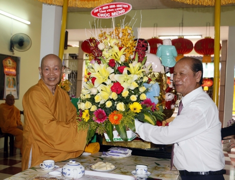 Đồng chí Trương Văn Sáu- Phó Bí thư Thường trực Tỉnh ủy, Chủ tịch HĐND tỉnh tặng hoa chúc mừng Ban Trị sự Giáo hội Phật giáo tỉnh Vĩnh Long