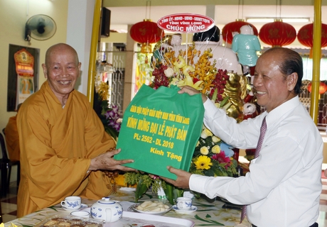 Ban Trị sự Giáo hội Phật giáo tỉnh Vĩnh Long tặng quà cho đoàn