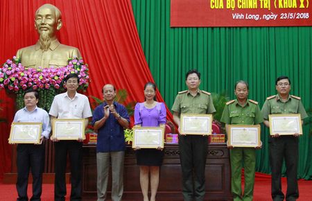 Phó Bí thư Thường trực Tỉnh ủy- Trương Văn Sáu- tặng bằng khen cho các tập thể đạt thành tích trong công tác phòng chống ma túy.