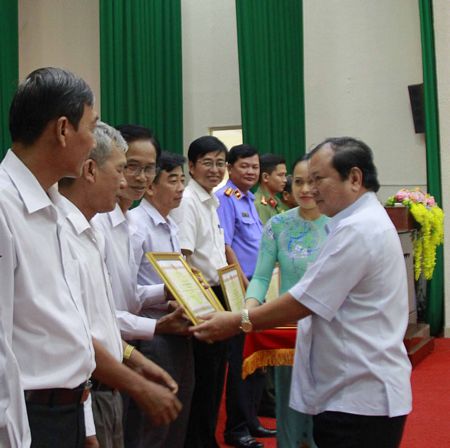 Chủ tịch UBND tỉnh- Nguyễn Văn Quang- tặng bằng khen các cá nhân đạt thành tích trong công tác phòng chống ma túy.