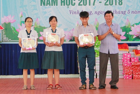 Bí thư Thành ủy Vĩnh Long Hồ Văn Huân khen thưởng cho các lớp về nhất thi đua năm học 2017- 2018.