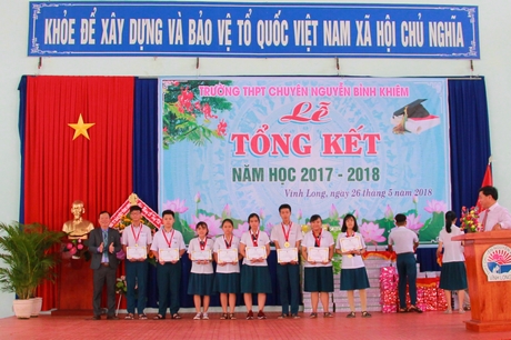 Thầy Nguyễn Hồng Phước- Hiệu trưởng nhà trường khen thưởng cho các học sinh đạt huy chương trong các kỳ thi học sinh giỏi.