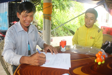 Đại diện HTX Nông nghiệp Tân An Luông (bên trái) xác nhận giá lúa giống với Trung tâm Giống nông nghiệp Vĩnh Long.