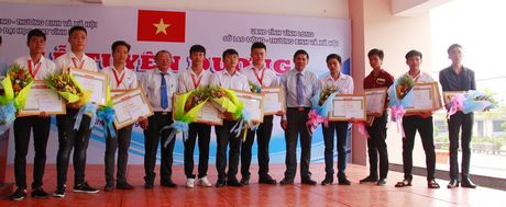 Lãnh đạo Trường ĐH Sư phạm kỹ thuật Vĩnh Long khen thưởng cho 10 sinh viên đạt thành tích xuất sắc.
