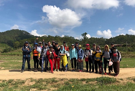 Huỳnh Ninh cùng nhóm phượt trekking Tà Năng- Phan Dũng.